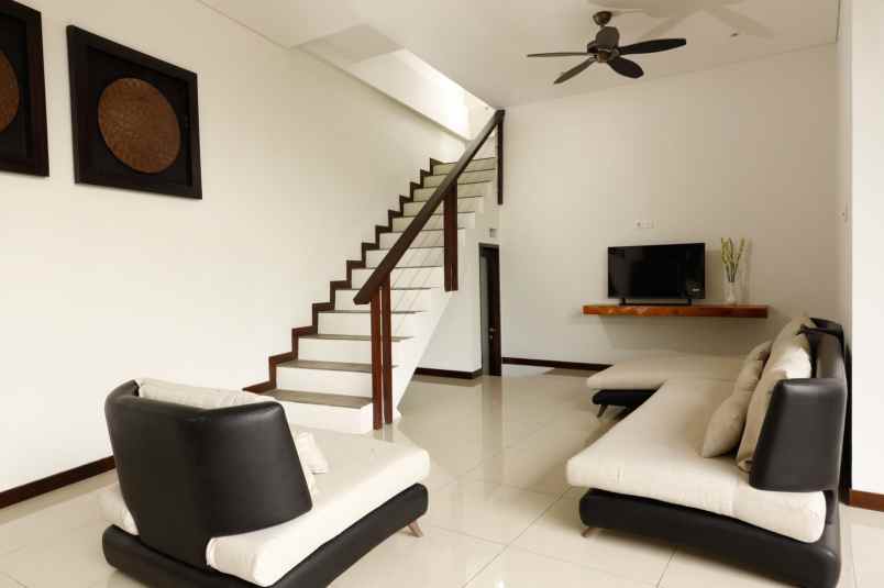 dijual villa jalan dharmawangsa