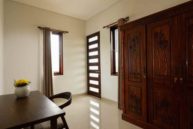 dijual villa jalan dharmawangsa