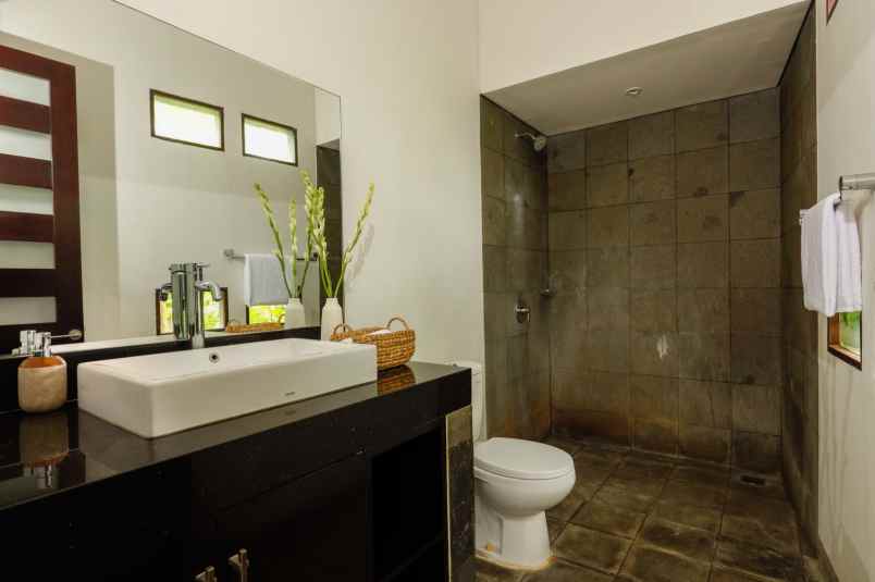 dijual villa jalan dharmawangsa