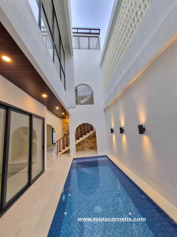 dijual villa jalan dharmawangsa