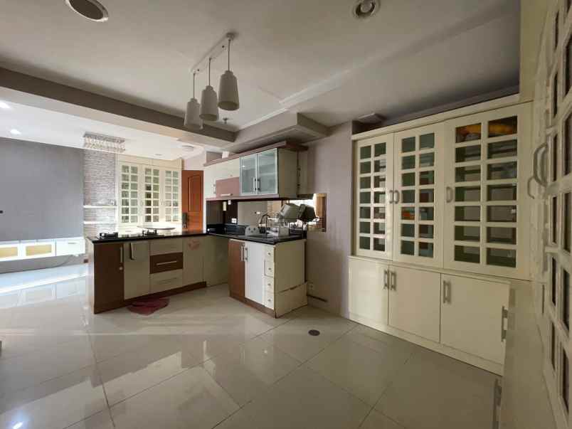 disewakan apartemen waterplace pakuwon indah