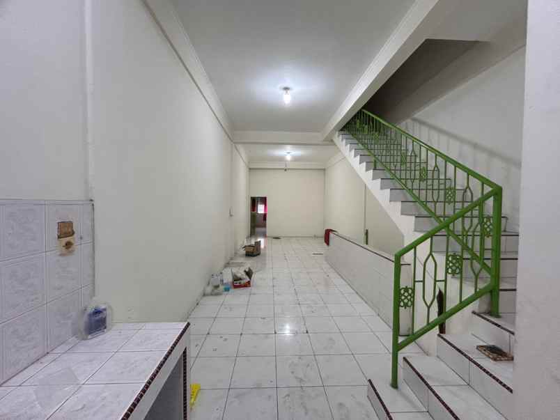 disewakan ruko 3 lantai deket pusat perbelanjaan mmtc