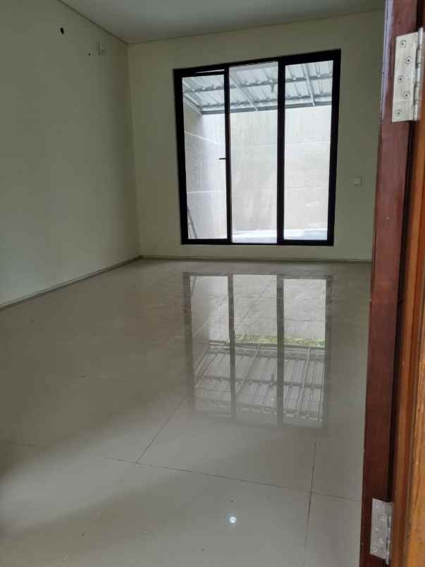 disewakan rumah jalan north west lake