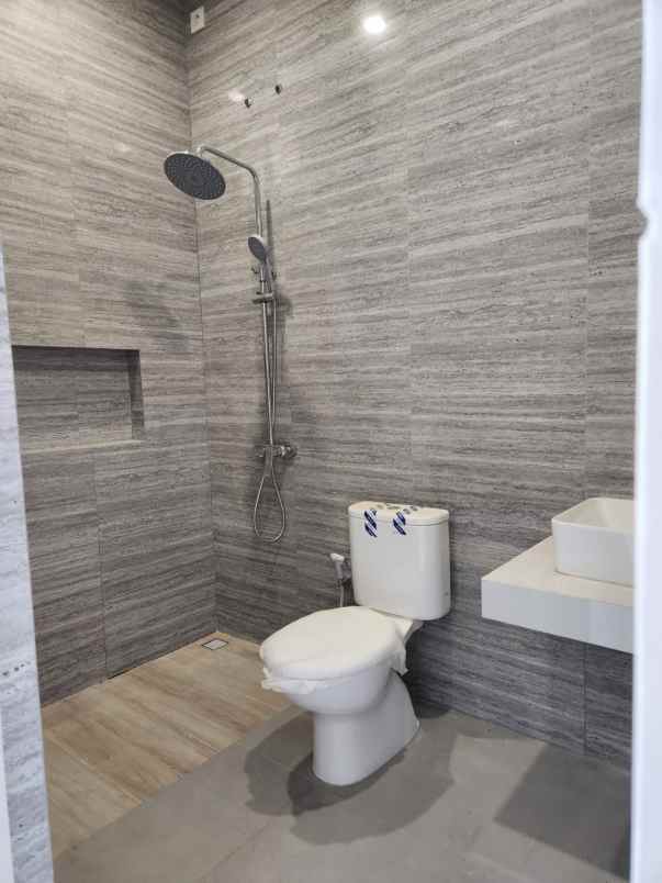 lokasi rungkut mapan rumah modern minimalis siap huni