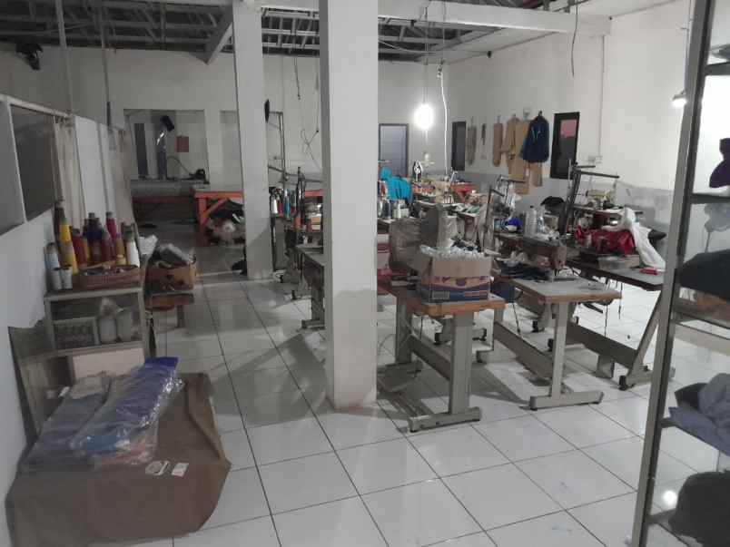 ruko di pinggir jalan besar