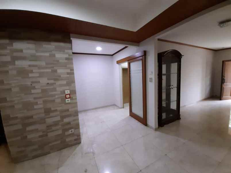 rumah 1 5 lantai dalam komplek sektor 5 bintaro jaya