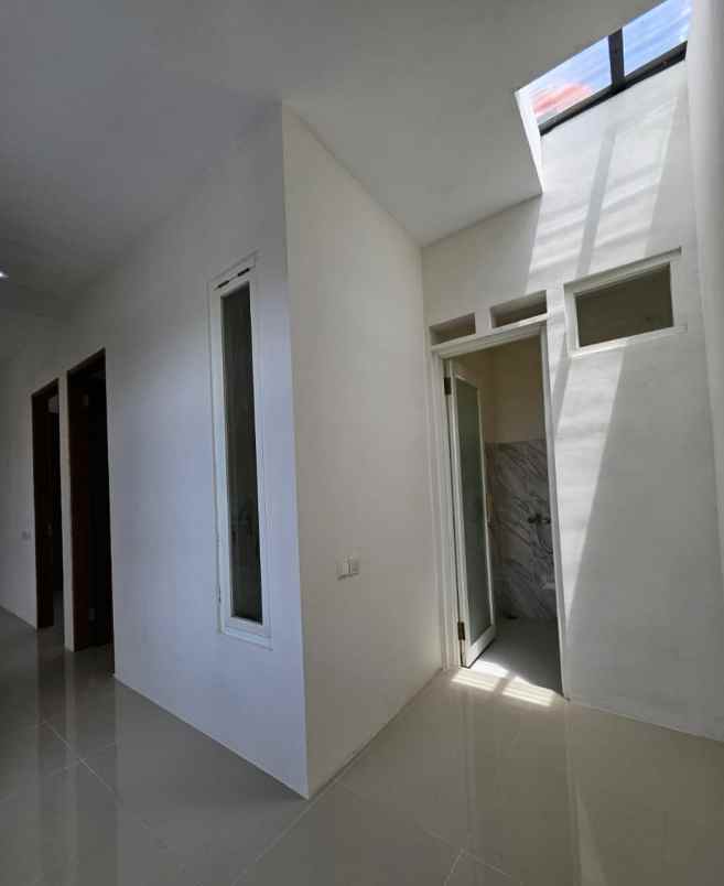 rumah 2 lantai modern lokasi strategis dekat suhat