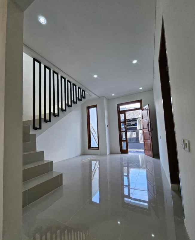 rumah 2 lantai modern lokasi strategis dekat suhat