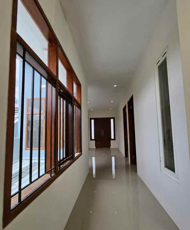 rumah 2 lantai modern lokasi strategis dekat suhat