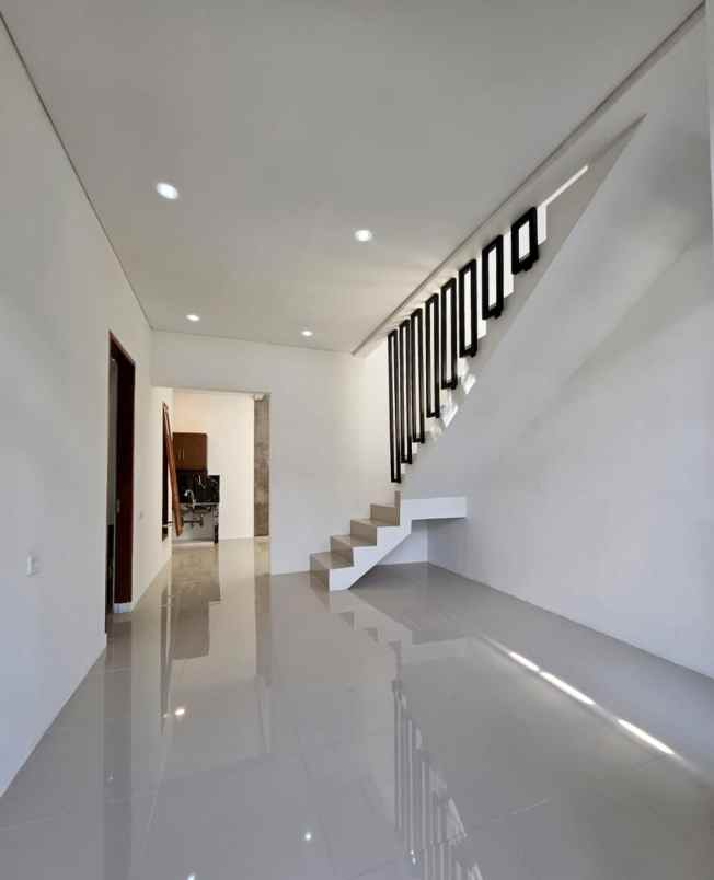 rumah 2 lantai modern lokasi strategis dekat suhat