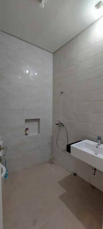 rumah 2 lantai puri galaxy minim 2 thn