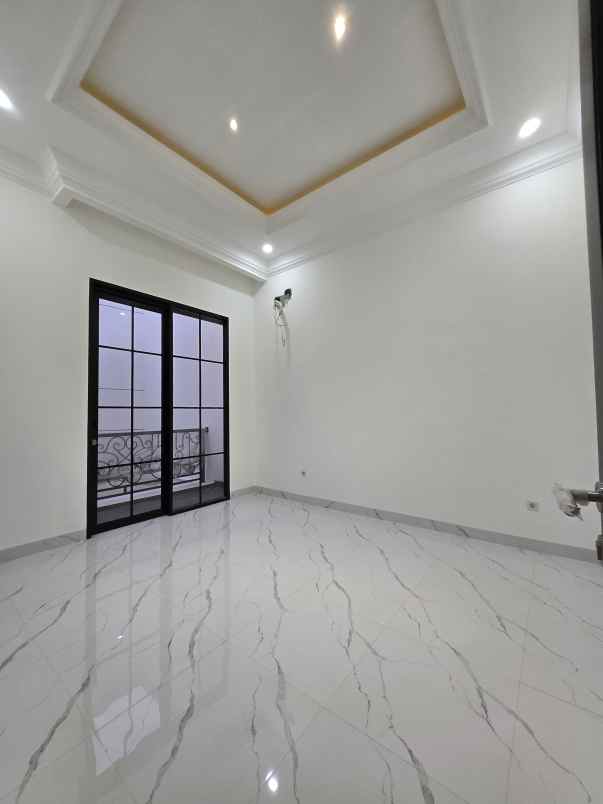 rumah baru dalam komplek strategis di duren sawit