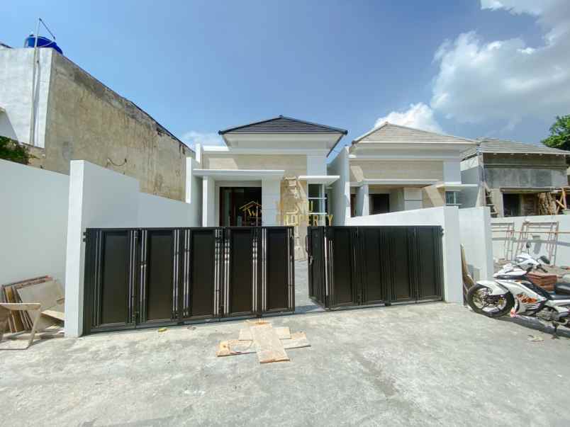 rumah cantik modern 3 menit dari jalan raya tajem