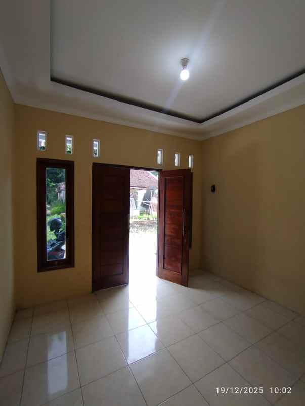 rumah cantik utara pasar godean 4 menit ke rs atturots