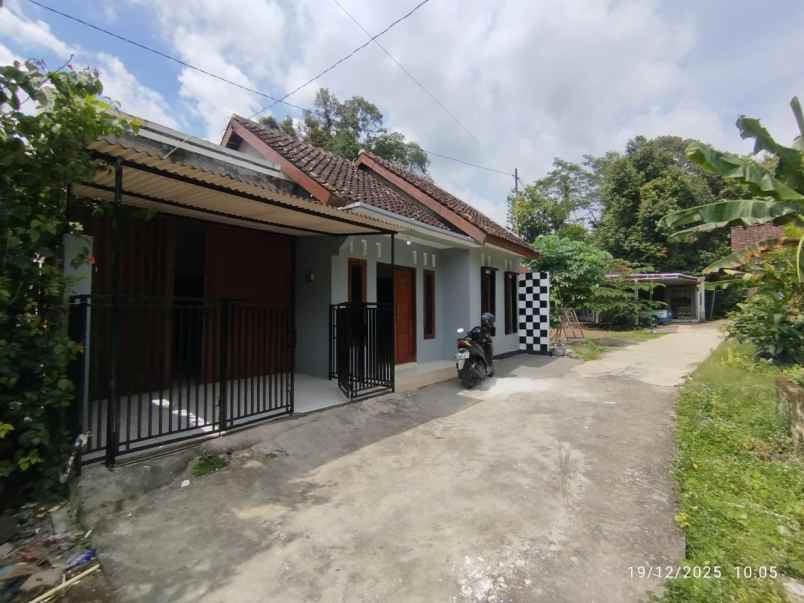 rumah cantik utara pasar godean 4 menit ke rs atturots