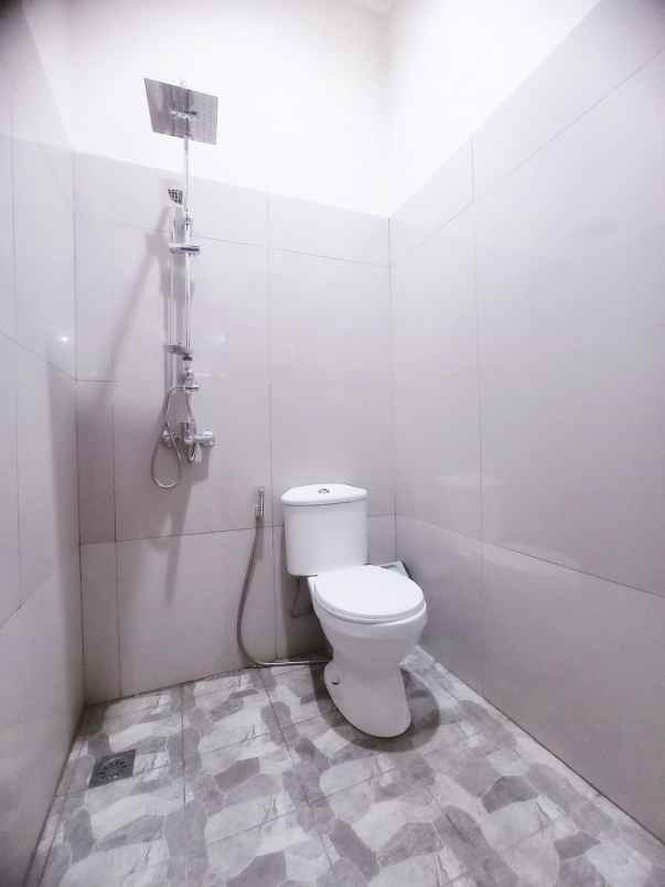 rumah jl emerald 1 no 53 komplek