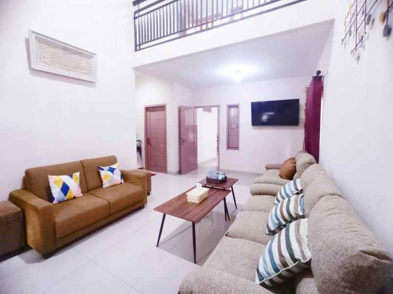 rumah jl emerald 1 no 53 komplek