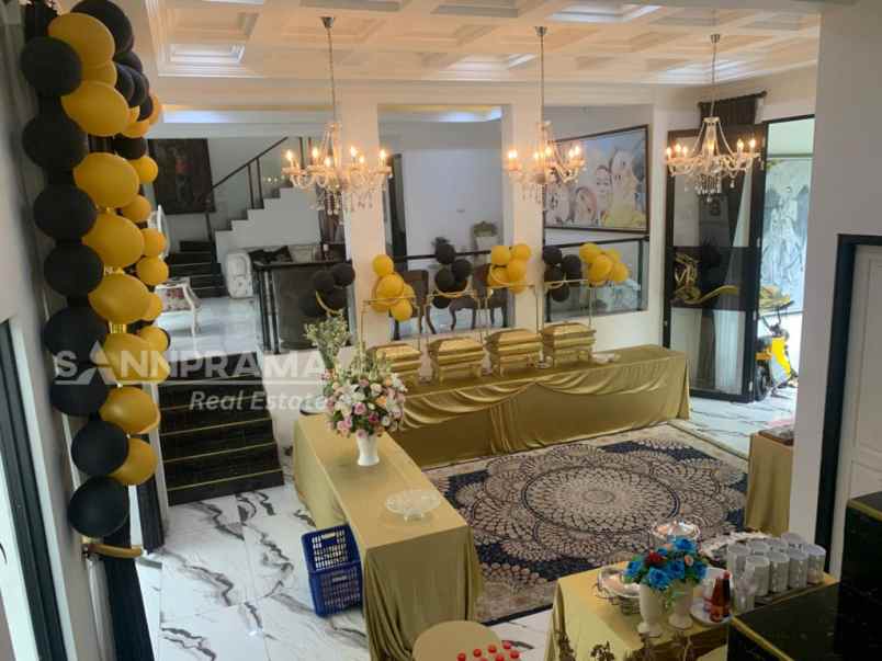 rumah luas cantik di cirendeu