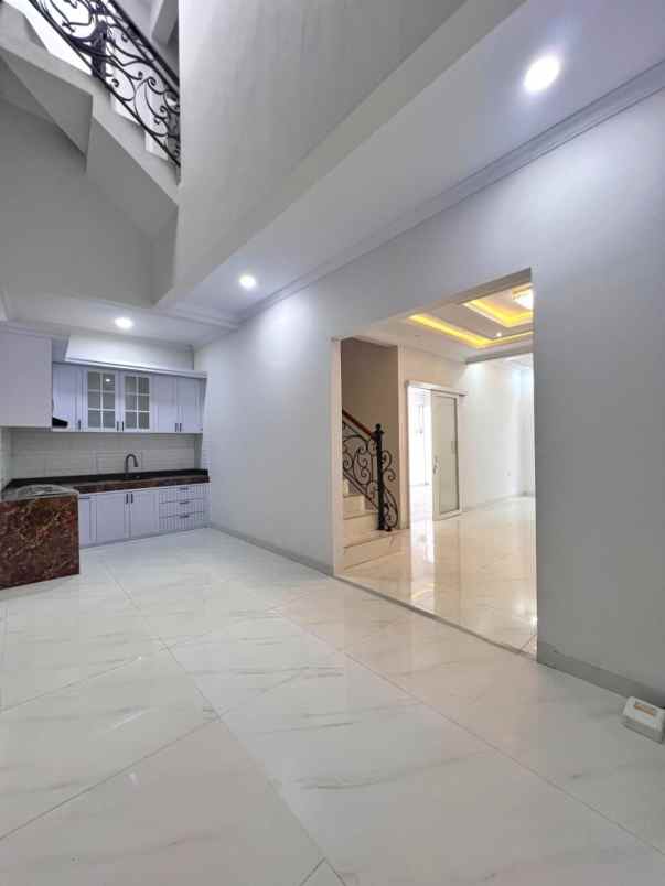 rumah mewah american classic di jagakarsa jaksel