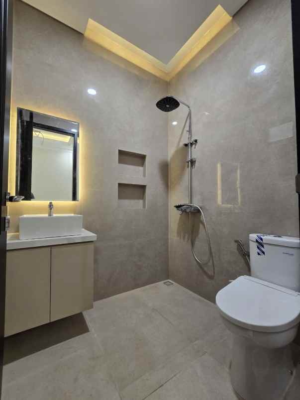 rumah mewah classic siap huni di rawamangun