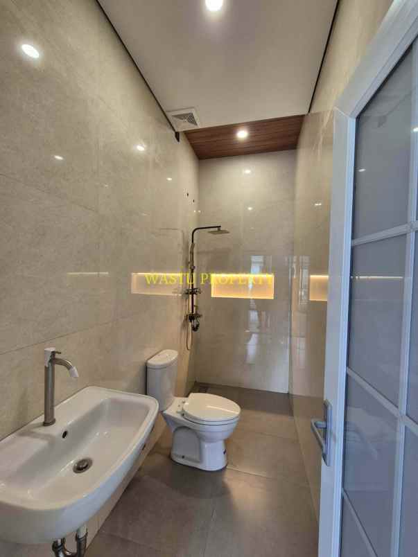 rumah mewah dalam komplek sidoarum dekat jalan godean