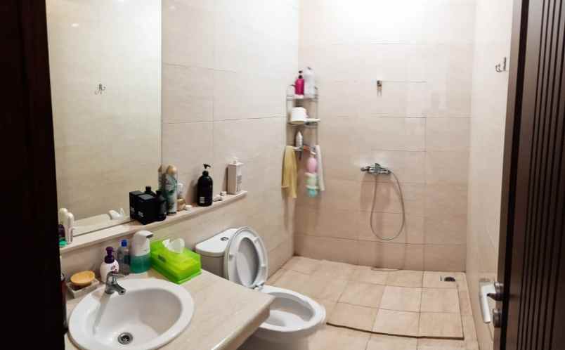 rumah mewah di kbp view danau