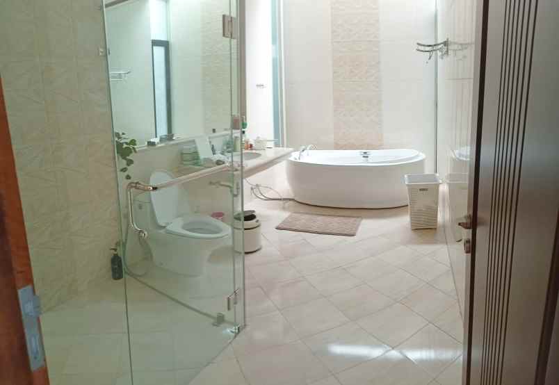 rumah mewah di kbp view danau