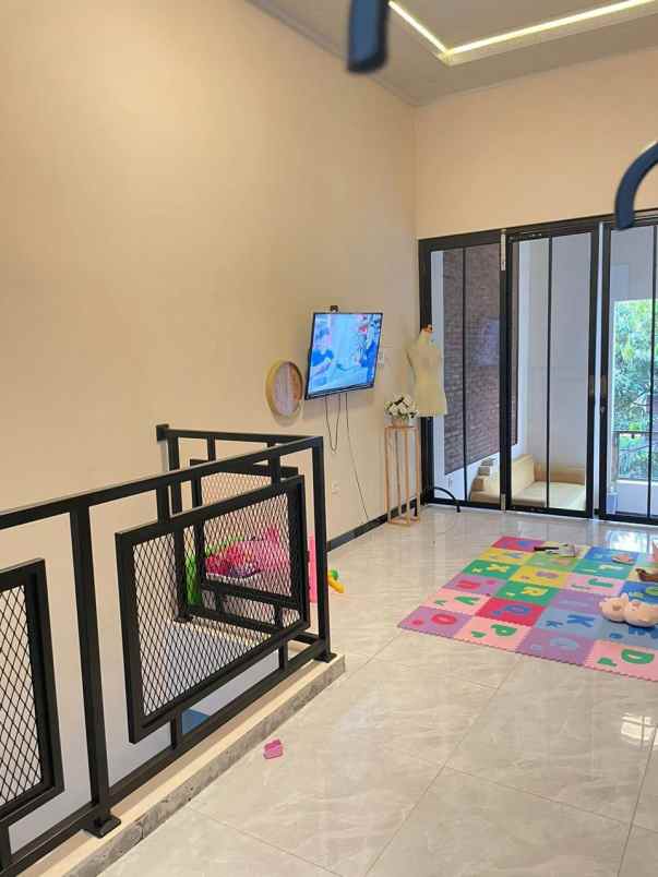 rumah mewah siap huni 2 lantai di pakisaji