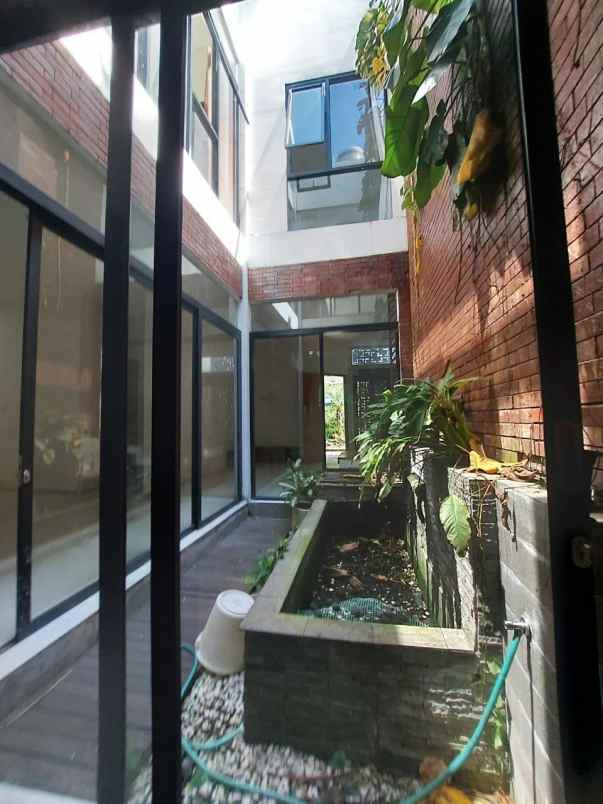 rumah mewah siap huni dekat unesa ketintang surabaya