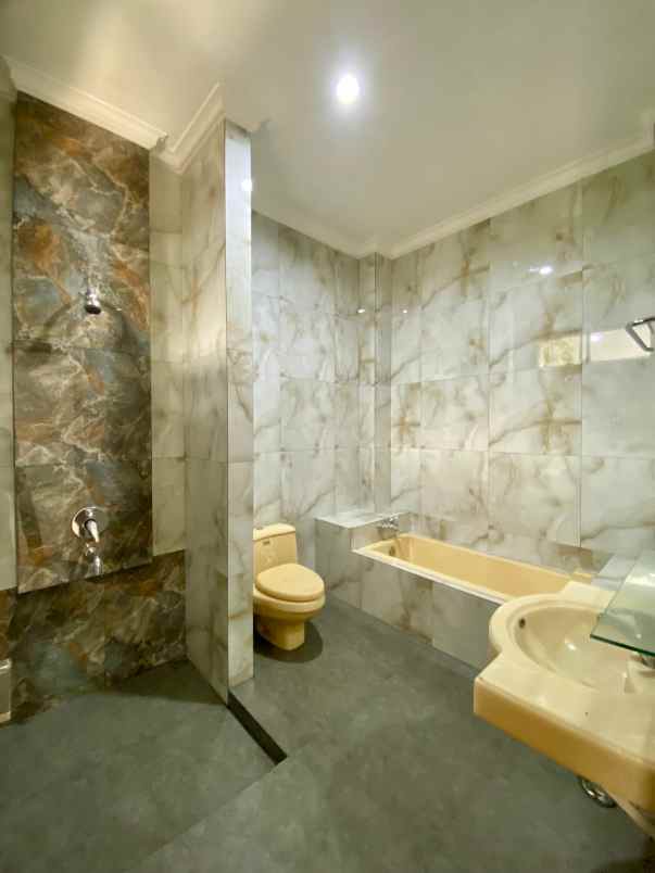 rumah mewah siap huni lokasi griyashanta suhat