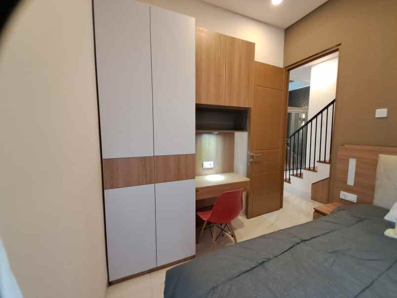 rumah pejaten desain modern premium pinggir jalan raya