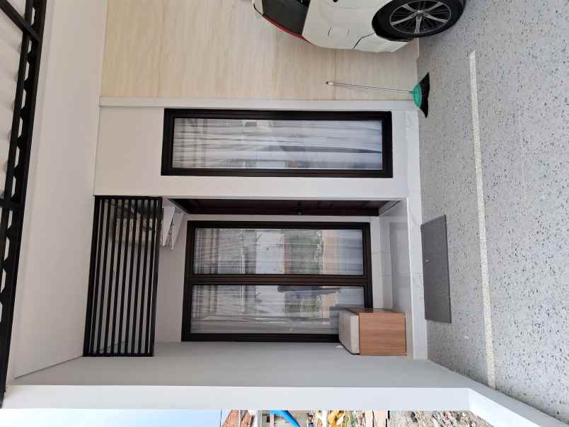 rumah pejaten desain modern premium pinggir jalan raya