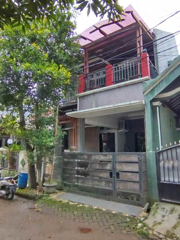 rumah second 2 lantai di perum maharaja depok