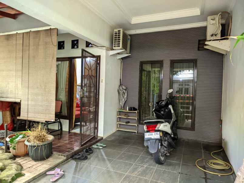 rumah second 2 lantai di perum maharaja depok