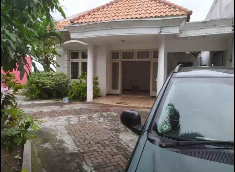 rumah siap pakai di tengah kota raya jemursari