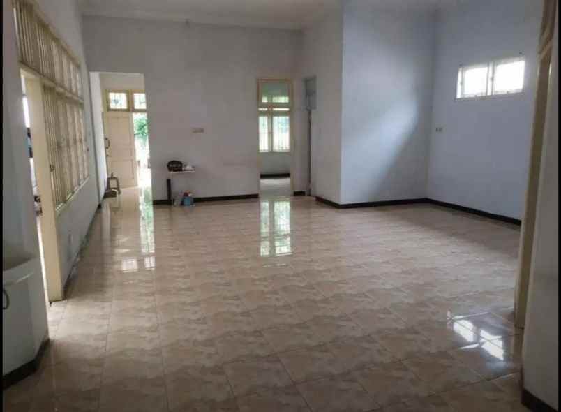 rumah siap pakai di tengah kota raya jemursari