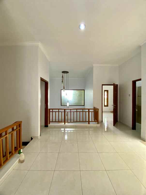 rumah strategis poros jalan dekat permata jingga