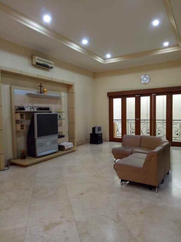 rumah villa gading indah kelapa