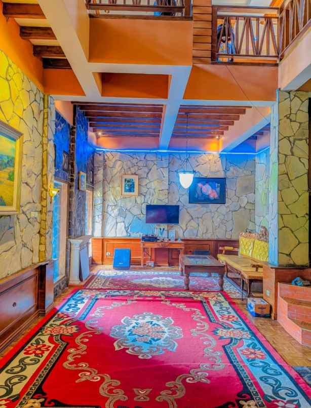 villa kayu cahaya cisarua puncak