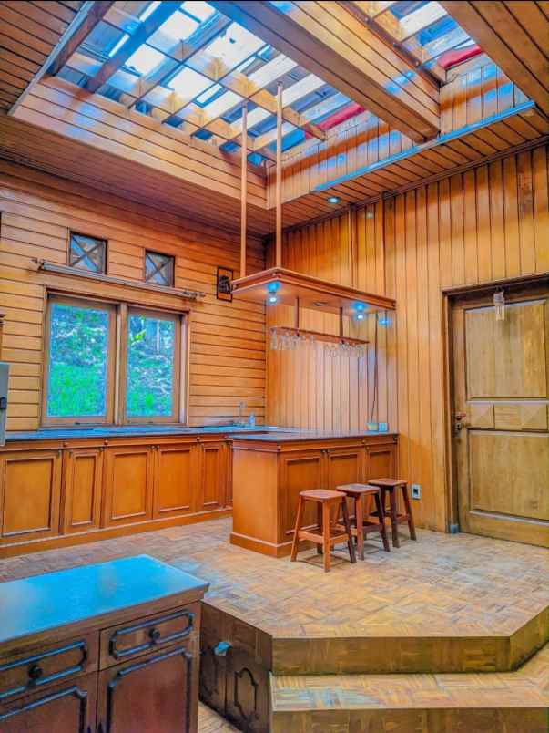 villa kayu cahaya cisarua puncak