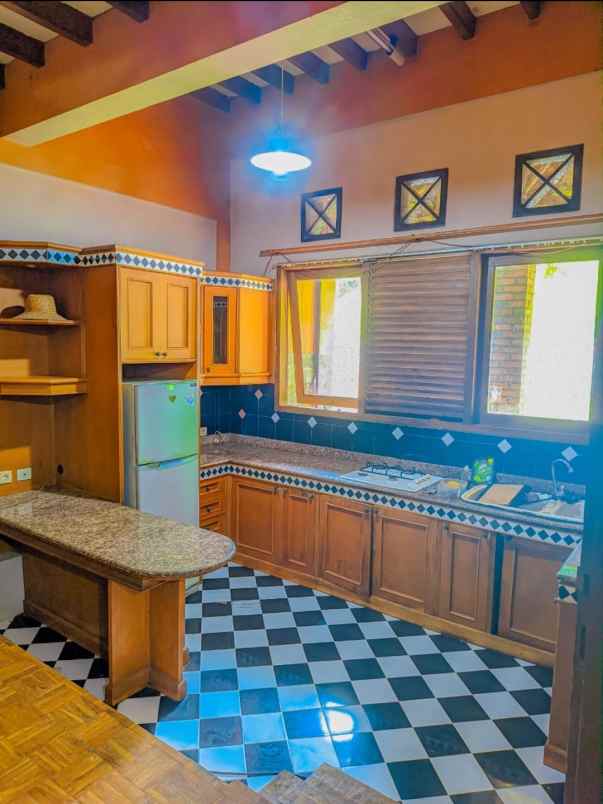 villa kayu cahaya cisarua puncak