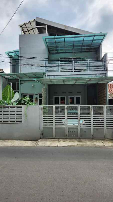 dijual bu segera rumah cocok untuk kost an