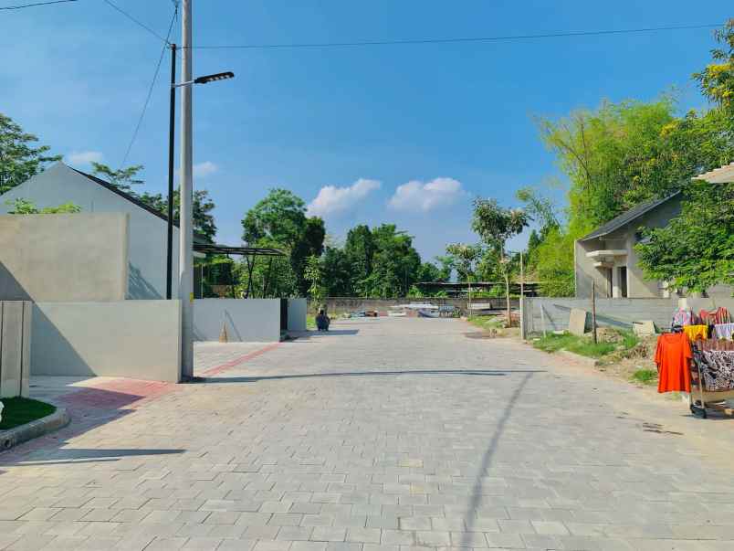 dijual rumah 1 km ke jl jogja solo dan tol