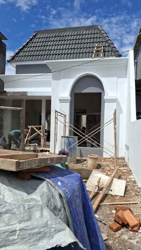 dijual rumah american classic di banyumanik semarang