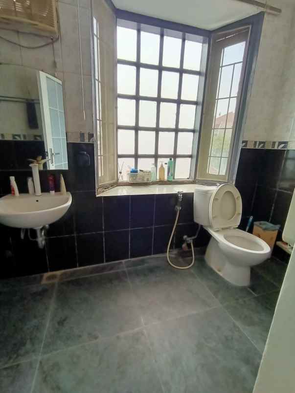 dijual rumah babatan pantai