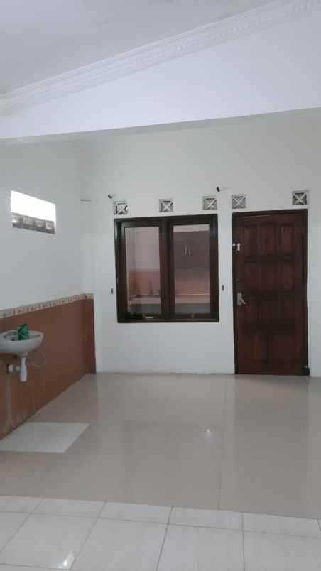 dijual rumah barat kampus isi