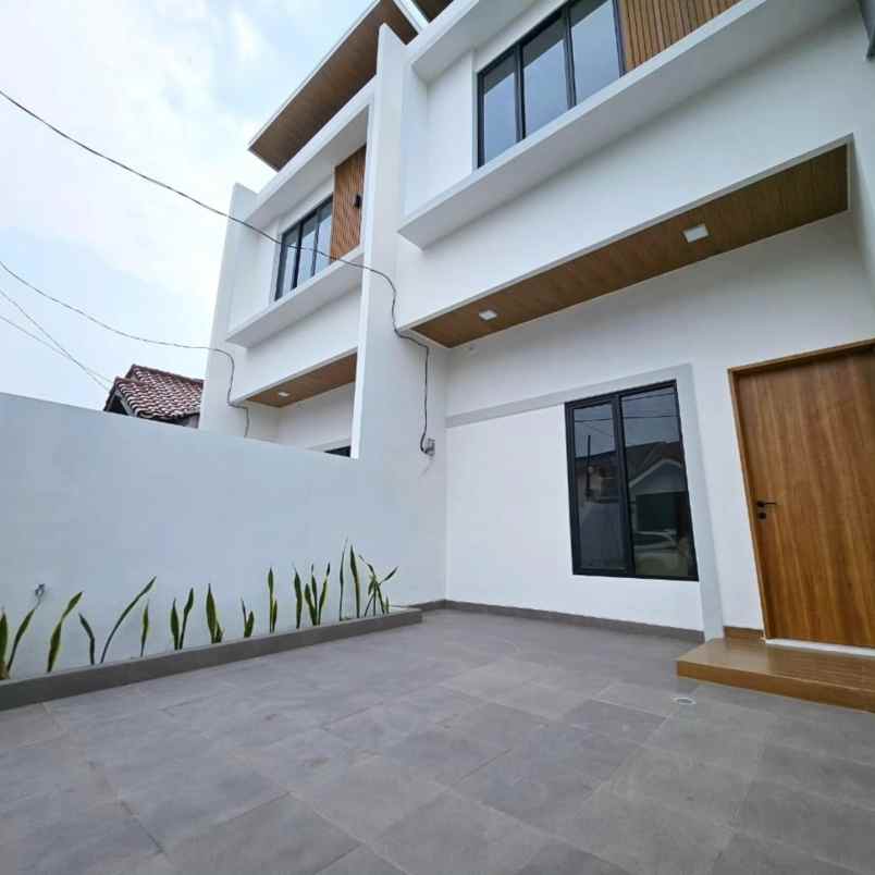 dijual rumah boulevard hijau kota