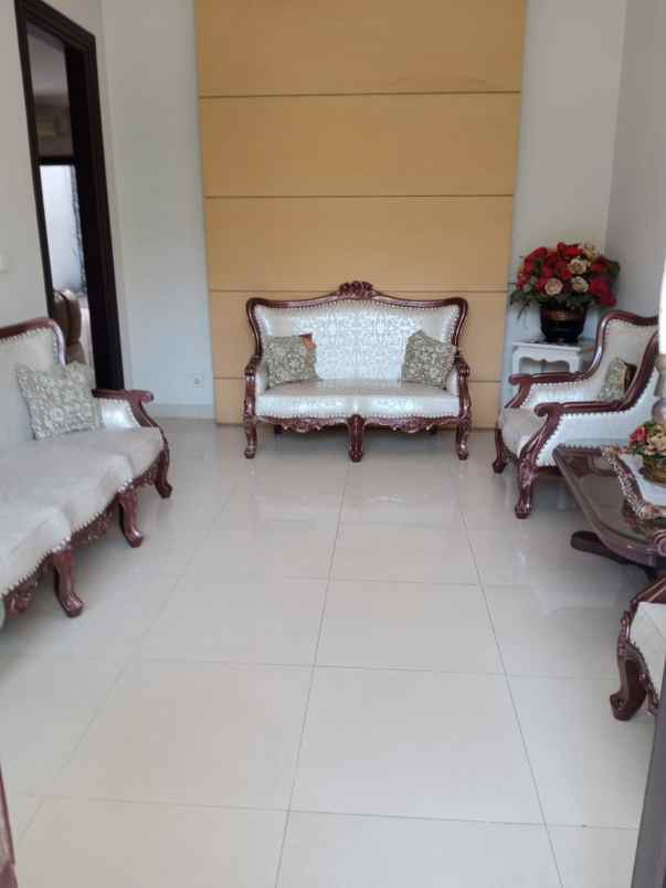 dijual rumah central park klampis regency