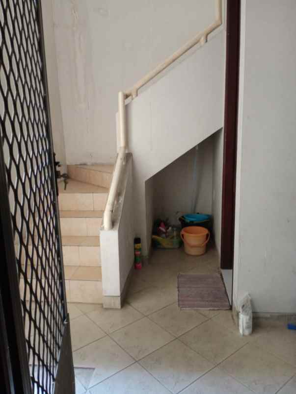 dijual rumah central park klampis regency