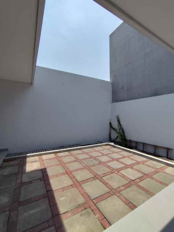 dijual rumah citraland raffles garden